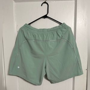 Lululemon men’s large 7 inch pace breaker short!